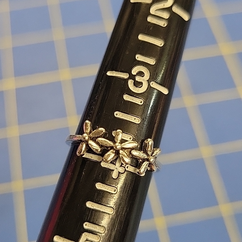 Silver Tone Ring Size 4 Floral Flowers